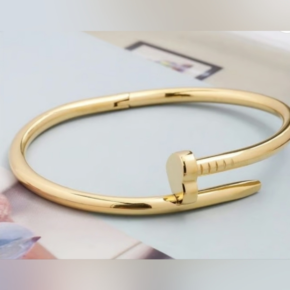 Gold & Heart Nail Design Bracelet